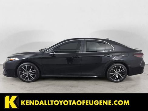 Used 2022 Toyota Camry SE w/ Cold Weather Package FWD image 2