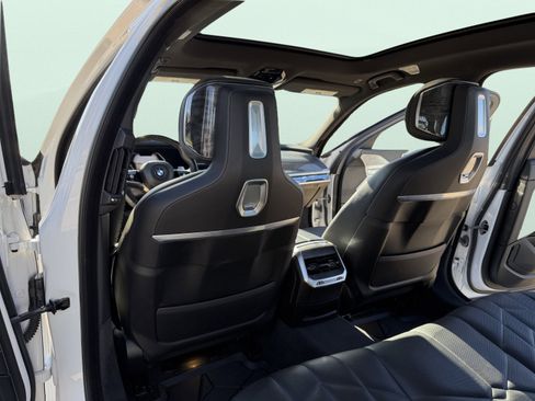 Used 2023 BMW 740i image 23