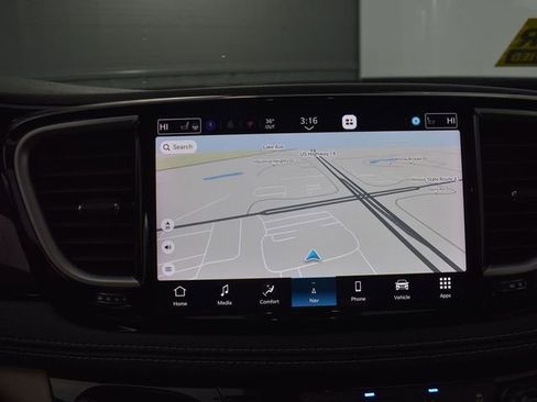 Used 2023 Chrysler Pacifica Limited FWD image 25