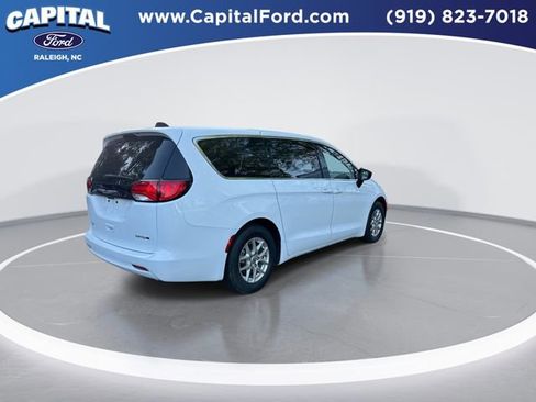 Used 2024 Chrysler Voyager LX image 8