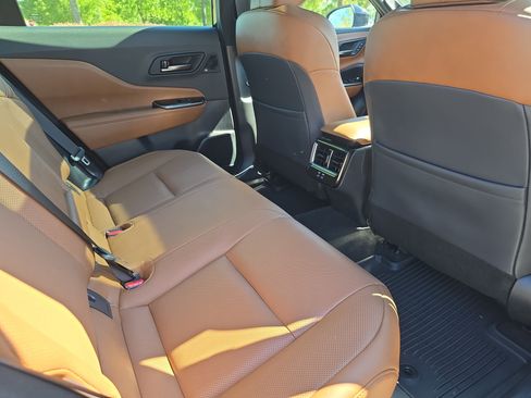 Used 2025 Toyota Crown Signia w/ Advanced Technology Package image 11