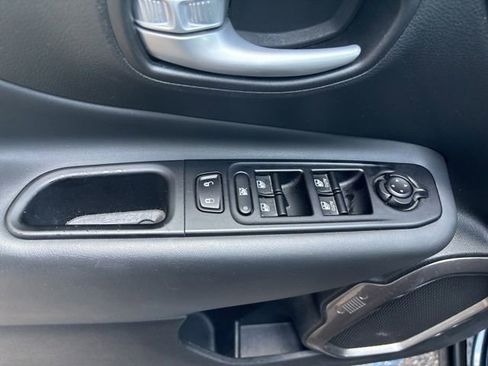 Used 2023 Jeep Renegade Latitude AWD/4WD image 8