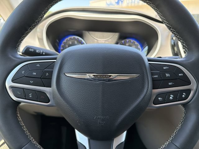 Used 2024 Chrysler Pacifica Touring-L FWD image 11