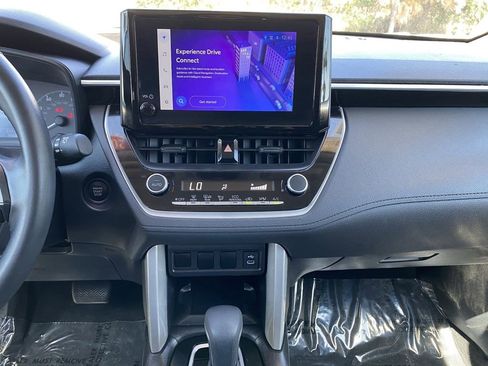 Certified 2025 Toyota Corolla Cross LE image 33