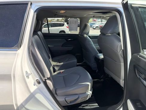 Used 2022 Toyota Highlander XLE AWD/4WD image 34
