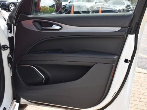 Used 2022 Alfa Romeo Stelvio Veloce AWD/4WD image 31