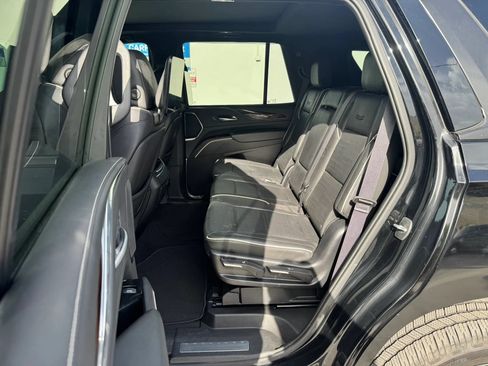 Used 2021 Cadillac Escalade Premium Luxury AWD/4WD image 11