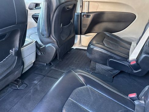 Used 2022 Chrysler Pacifica Touring-L image 15