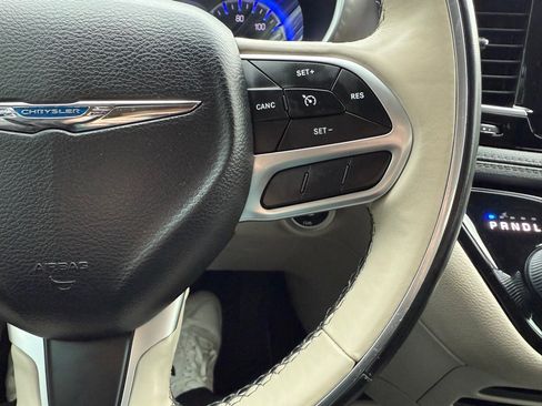 Used 2018 Chrysler Pacifica Limited FWD image 34