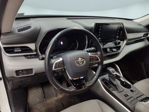 Used 2020 Toyota Highlander XLE image 4