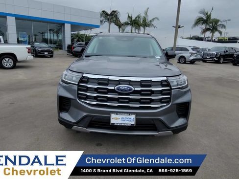 Used 2025 Ford Explorer Active RWD image 3