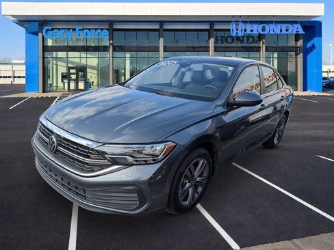 Used 2024 Volkswagen Jetta SE image 4