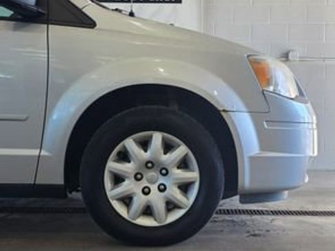 Used 2008 Chrysler Town & Country LX image 30