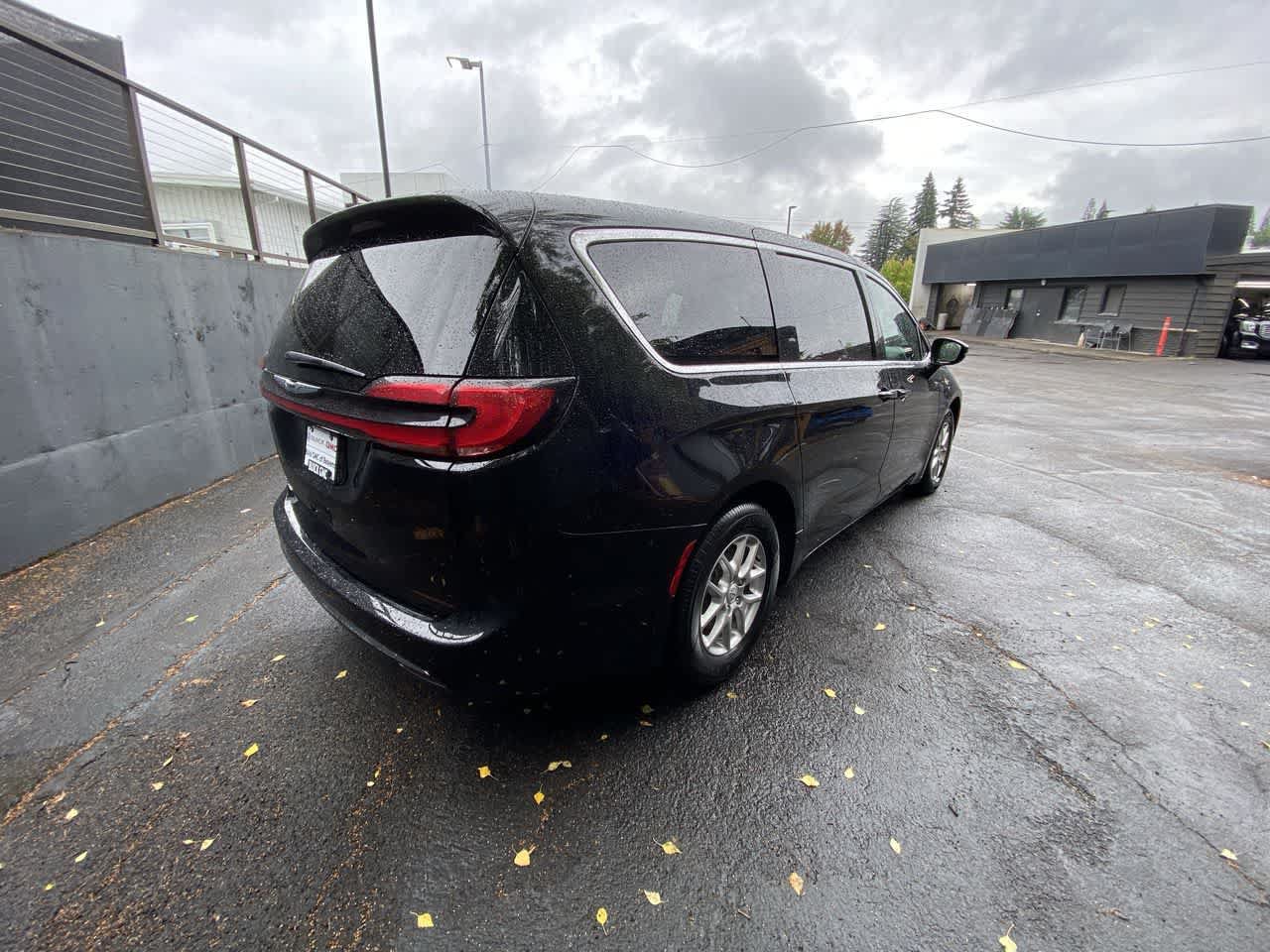Used 2025 Chrysler Pacifica Select FWD image 6