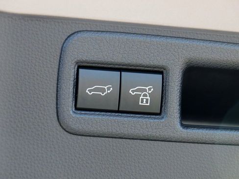 Used 2021 Toyota Venza Limited image 13