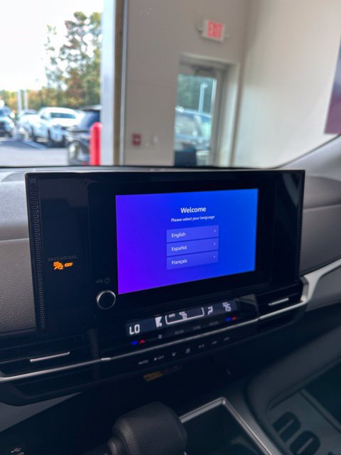 Used 2025 Toyota Sienna LE AWD/4WD image 19