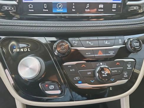 Used 2022 Chrysler Pacifica Limited FWD image 21
