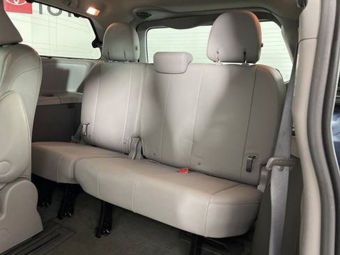 Used 2016 Toyota Sienna XLE image 17