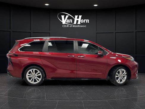 Used 2024 Toyota Sienna Platinum image 8