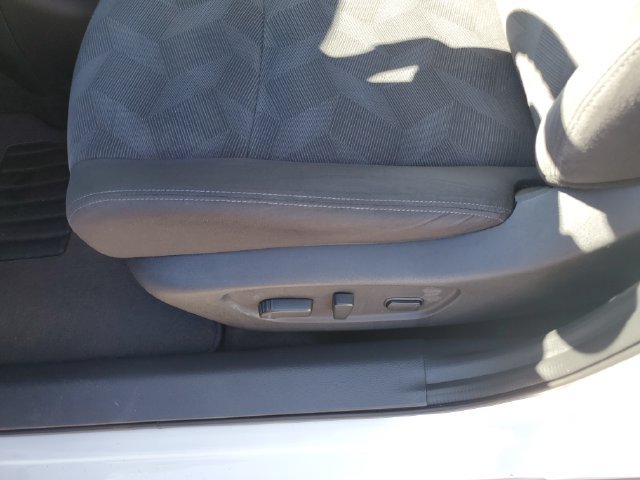Used 2016 Nissan Rogue SV AWD/4WD image 18