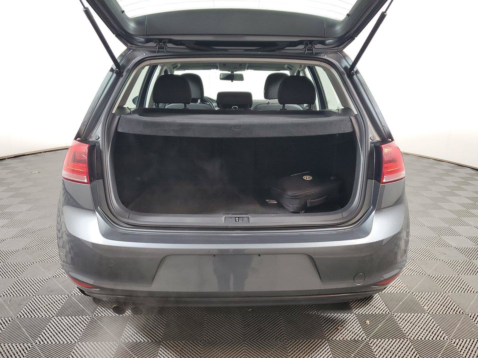 Used 2017 Volkswagen Golf 4-Door FWD image 9