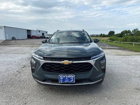 Used 2025 Chevrolet Trax LT w/ Sunroof Package FWD image 8