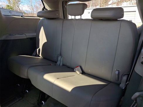 Used 2017 Toyota Sienna XLE Premium image 12