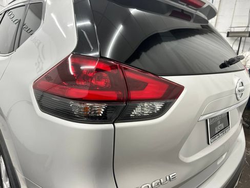 Used 2018 Nissan Rogue SV FWD image 12