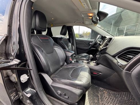 Used 2019 Jeep Cherokee Trailhawk AWD/4WD image 18