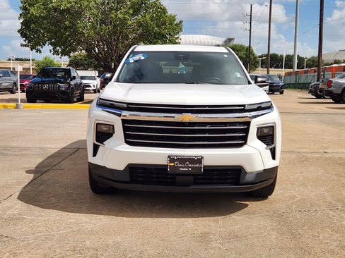 Used 2025 Chevrolet Traverse LT FWD image 3