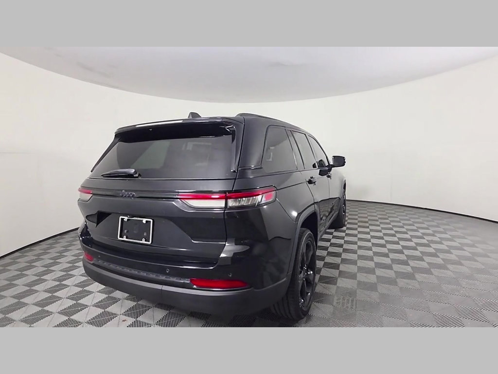 Used 2023 Jeep Grand Cherokee Altitude AWD/4WD image 6