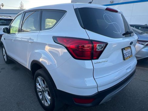 Used 2019 Ford Escape SE image 4