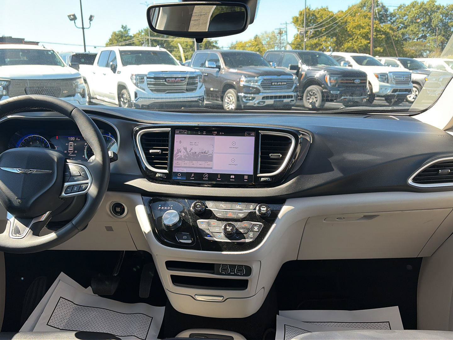 Used 2024 Chrysler Pacifica Touring-L FWD image 19