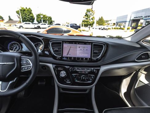 Used 2024 Chrysler Pacifica Limited FWD image 25