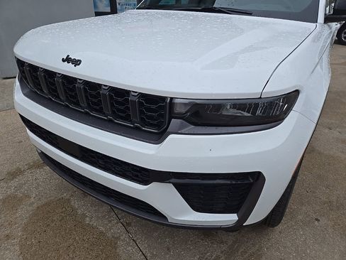 New 2026 Jeep Grand Cherokee Altitude AWD/4WD image 17