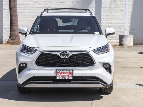 Used 2022 Toyota Highlander Platinum AWD/4WD image 2
