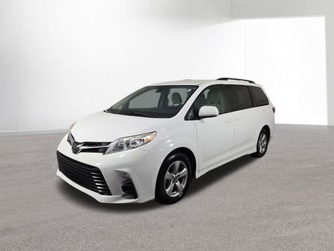 Used 2018 Toyota Sienna LE FWD image 2