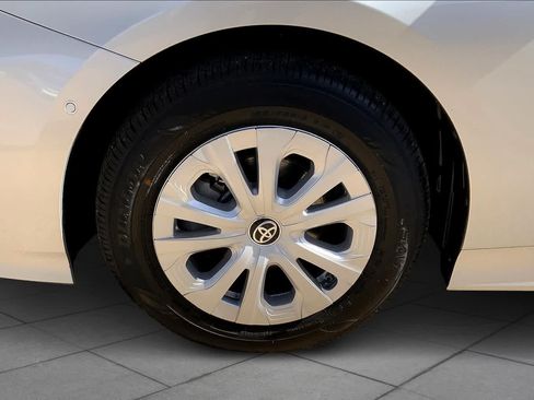Used 2020 Toyota Prius LE FWD image 10