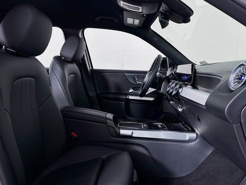 Certified 2025 Mercedes-Benz GLB 250 image 8