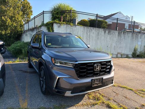 Used 2024 Honda Pilot Touring image 3