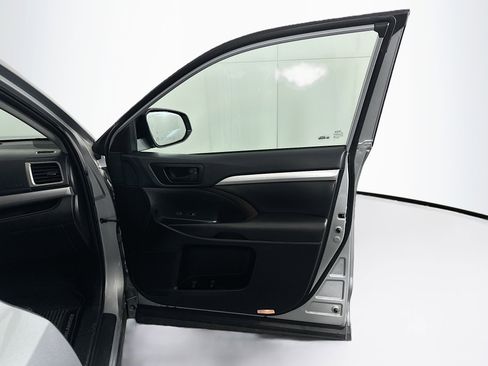 Used 2019 Toyota Highlander LE image 30