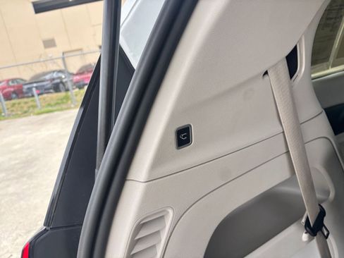 Used 2023 Chrysler Voyager LX image 23