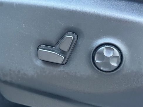 Used 2024 Chrysler Pacifica Touring-L image 18