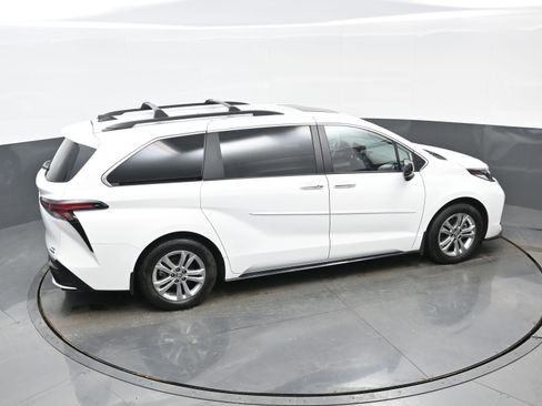 Used 2023 Toyota Sienna XSE image 43
