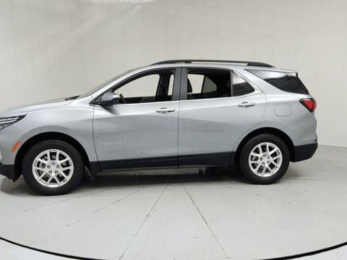 Used 2023 Chevrolet Equinox LT image 2