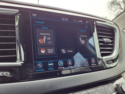 Used 2018 Chrysler Pacifica Touring-L Plus image 5