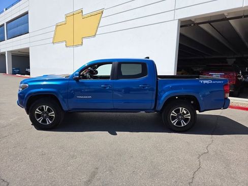 Used 2017 Toyota Tacoma TRD Sport RWD image 3