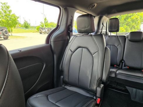 New 2027 Chrysler Pacifica Select FWD image 12
