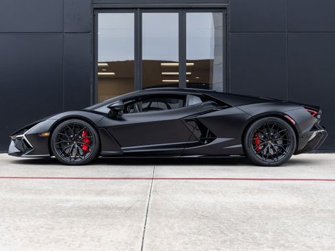 Used 2024 Lamborghini Revuelto image 10