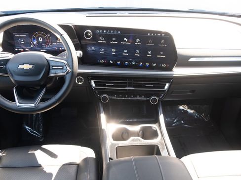 Used 2025 Chevrolet Traverse LT w/ Driver Confidence Package AWD/4WD image 18